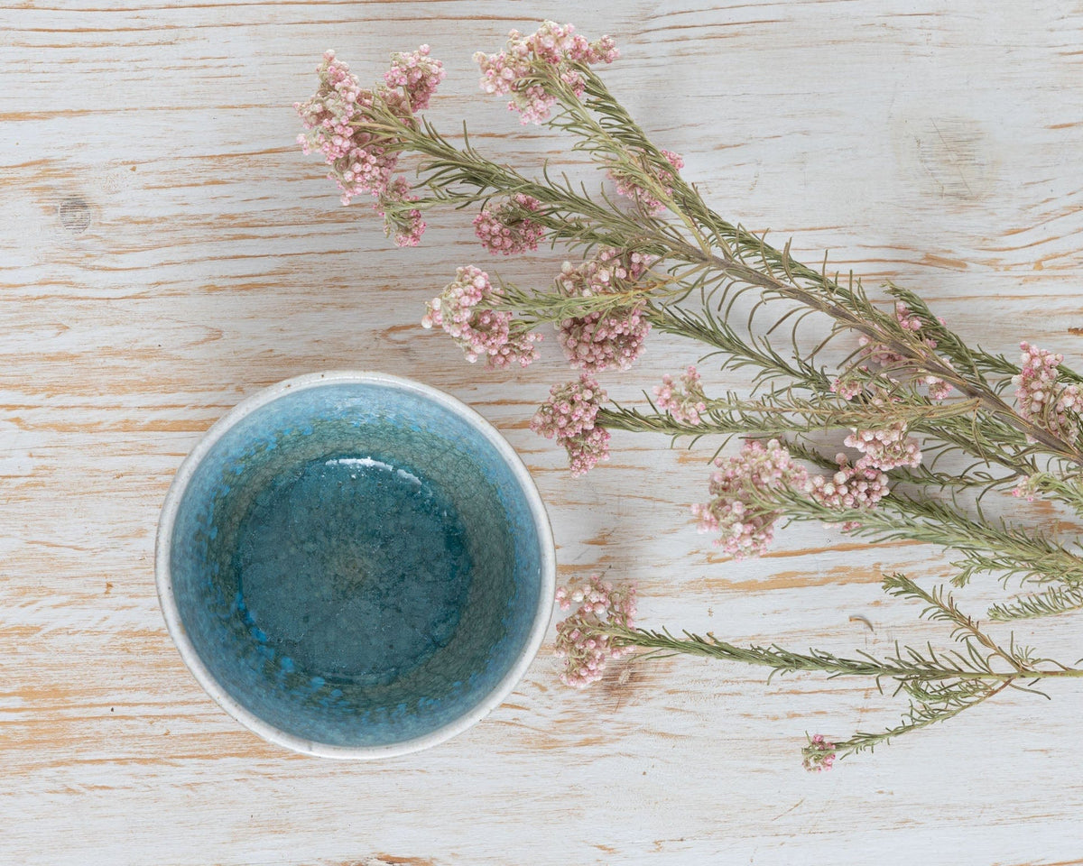 Ciotolina Artigianale Bianca e Beige con Interno Blu - AUTHENTICO CERAMICS