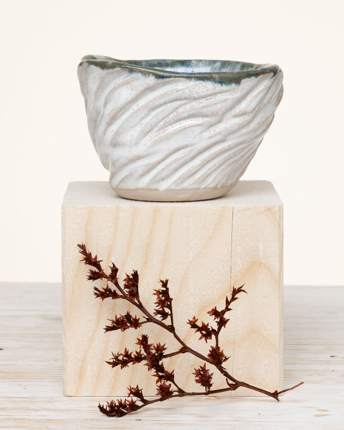 Ciotola Bianca Intarsiata in Gres Artigianale - AUTHENTICO CERAMICS
