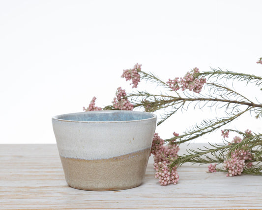 Ciotolina Artigianale Bianca e Beige con Interno Blu - AUTHENTICO CERAMICS