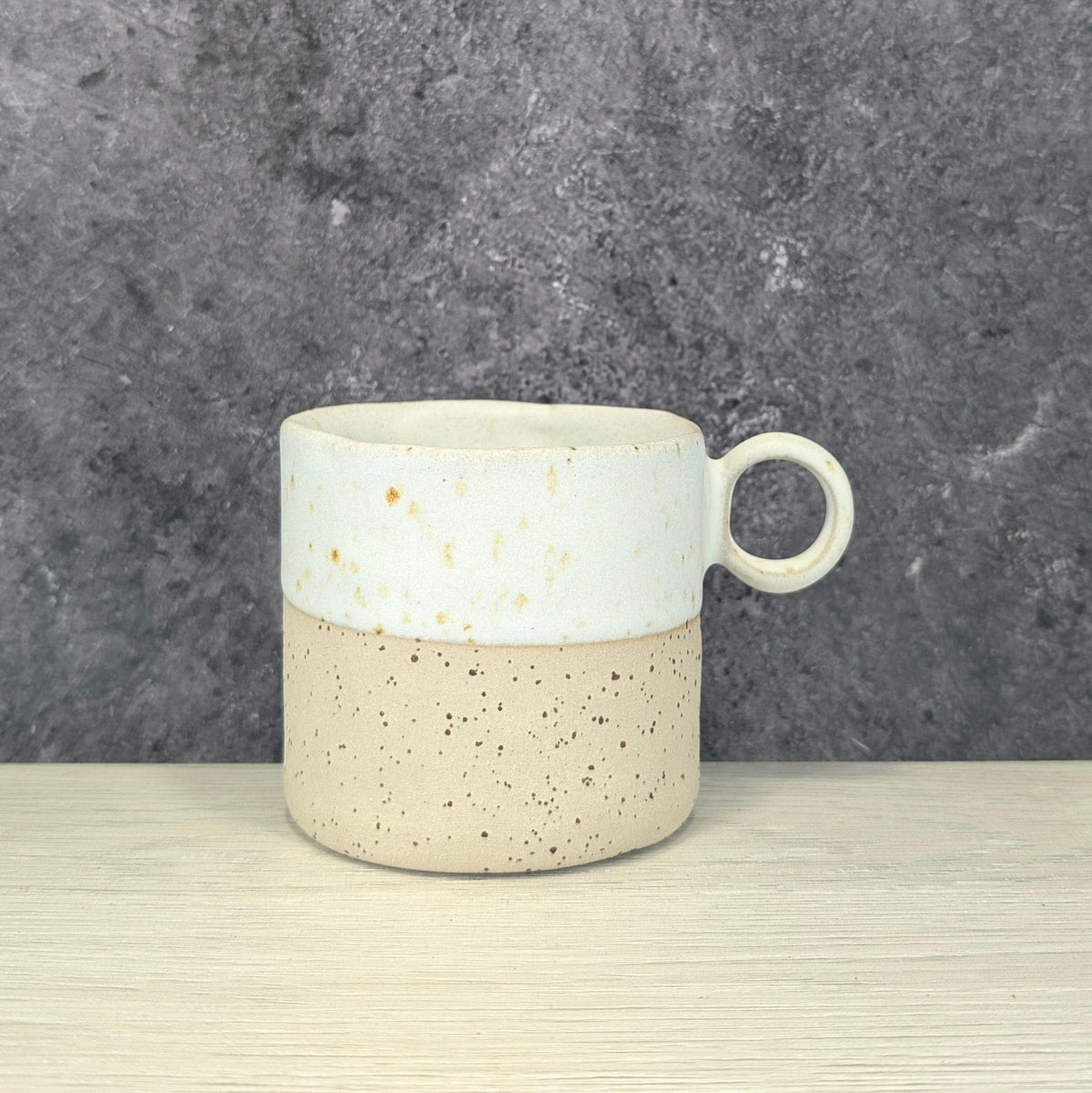 Tazza Beige Puntinata – Ceramica Fatta a Mano - AUTHENTICO CERAMICS