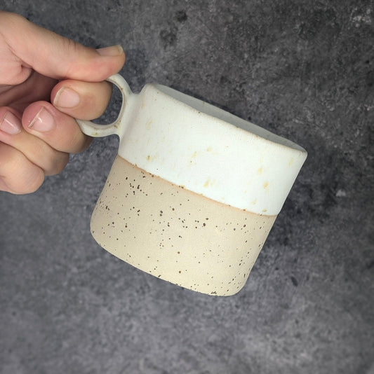 Tazza Beige Puntinata – Ceramica Fatta a Mano - AUTHENTICO CERAMICS