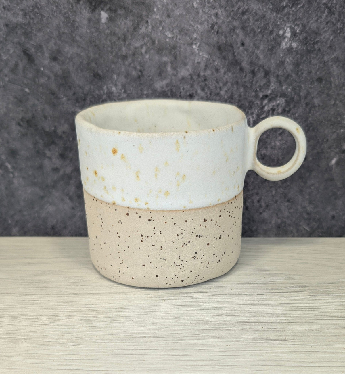 Tazza Beige Puntinata – Ceramica Fatta a Mano - AUTHENTICO CERAMICS